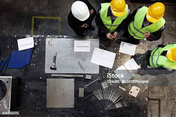 Arbeiter Und Manager In Der Fabrik Stockfoto und mehr Bilder von Kommerzielle Herstellung - Kommerzielle Herstellung, Fabrik, Arbeitssicherheit