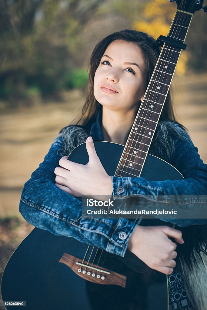 Người Phụ Nữ Xinh Đẹp Với Cây Đàn Guitar Hình Ảnh Sẵn Có - Tải Xuống Hình  Ảnh Ngay Bây Giờ - Chỉ Có Phụ Nữ - Nữ, Chỉ Dành Cho Người