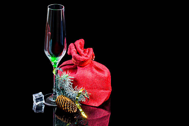 taça de vinho vazia com presente e abeto de galho - champagne flute champagne black wineglass - fotografias e filmes do acervo
