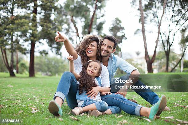 Familien Lieben Stockfoto und mehr Bilder von Familie - Familie, Parkanlage, Geschützte Naturlandschaft