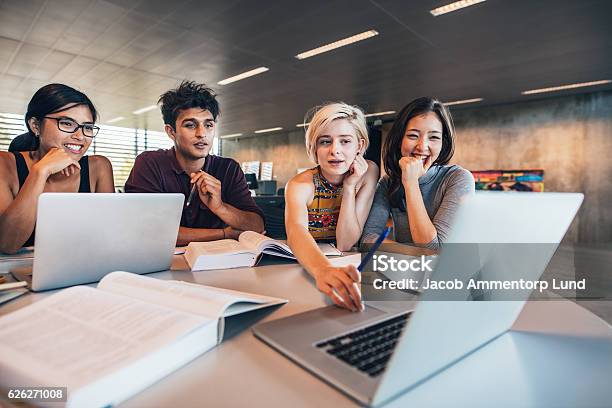 Estudio En Grupo Para La Asignación Escolar Foto de stock y más banco de imágenes de Estudiante de universidad - Estudiante de universidad, Estudiar, Aprender