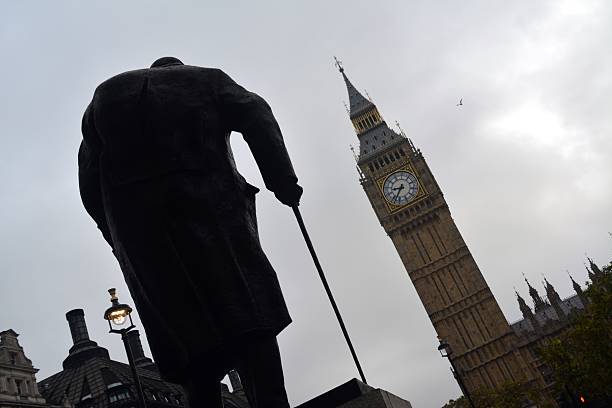 statua di winston churchill e del big ben, londra - winston churchill foto e immagini stock