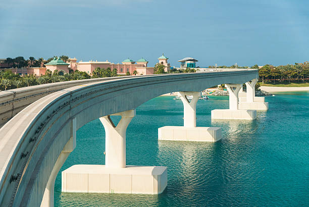 水上のモノレール橋 - water architecture train united arab emirates ストックフォトと画像