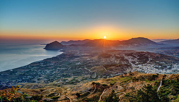 amanecer visto desde erice en sicilia - trapani sicily erice sky fotografías e imágenes de stock