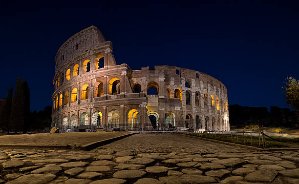 colosseo romano al crepuscolo/notte - colosseo foto e immagini stock