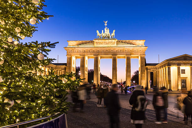 puerta de brandenburgo en navidad tiempo - brandenburg gate berlin germany germany night fotografías e imágenes de stock