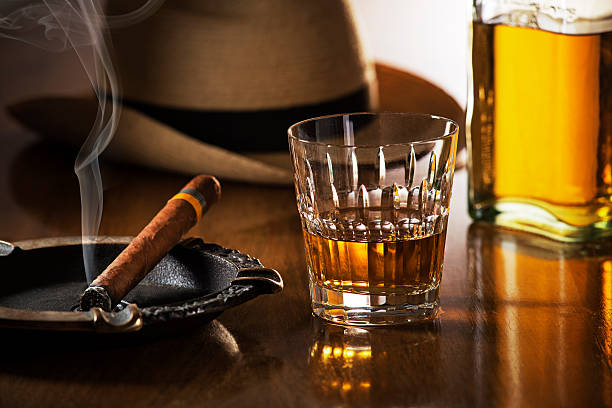 uísque - cigar whisky bar cognac imagens e fotografias de stock
