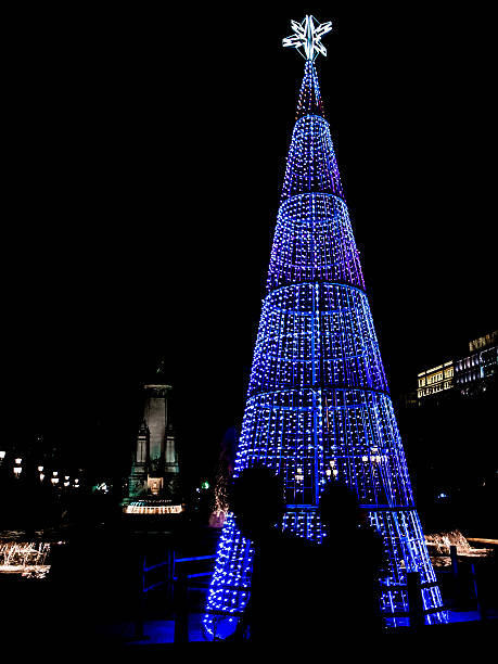 albero di natale di notte dietro le sagome delle persone - couple abstract multi colored new foto e immagini stock