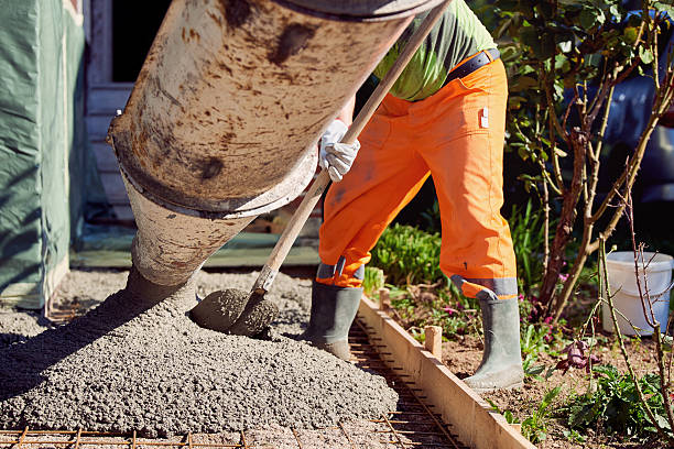 wylewanie betonu podczas komercyjnego betonowania podłóg budynku - contracting construction built structure concrete zdjęcia i obrazy z banku zdjęć