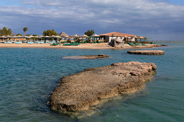 spiaggia attrezzata in mare. - out of season foto e immagini stock