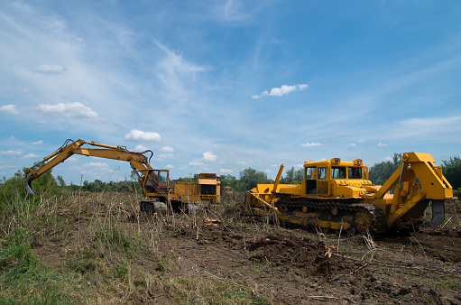 Excavadora y excavadora despejando terrenos forestales. photo