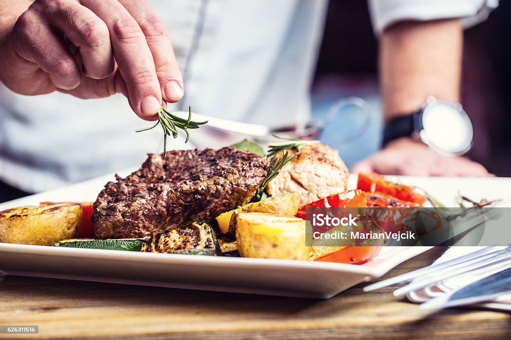 Chef in einem hotel oder restaurant Küche kochen nur Hände.   - Lizenzfrei Kochberuf Stock-Foto