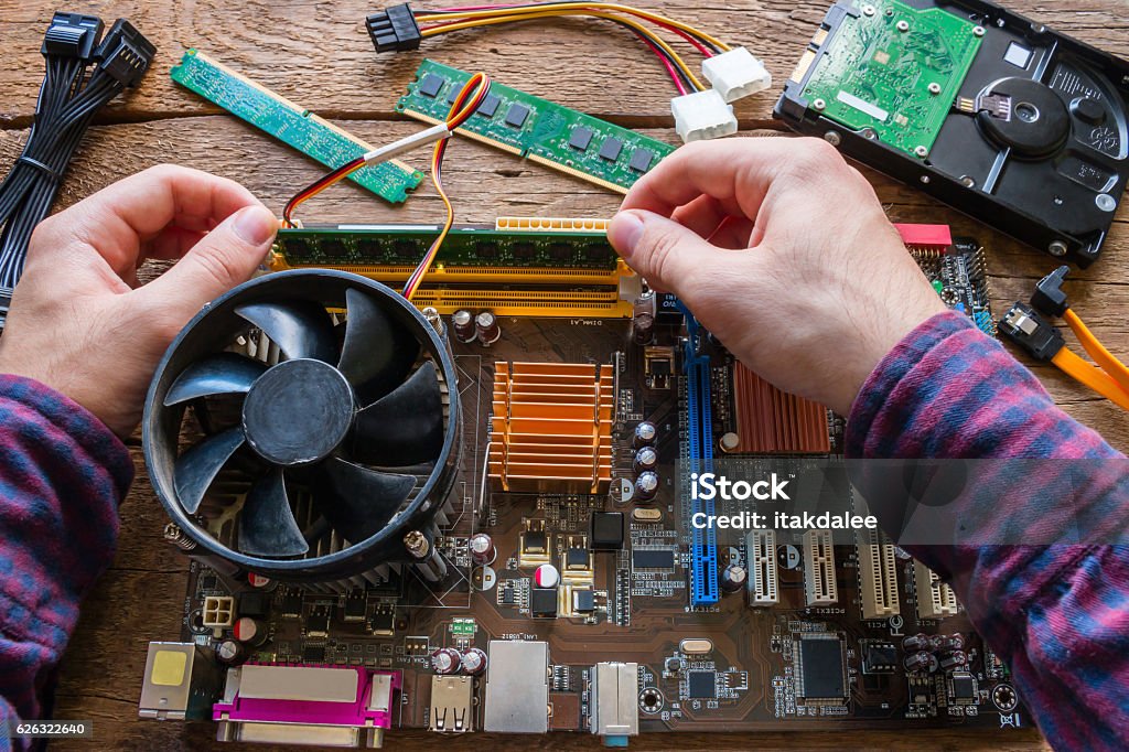 コンピュータハードウェアを修理する男 - コンピュータハードウェアのロイヤリティフリーストックフォト