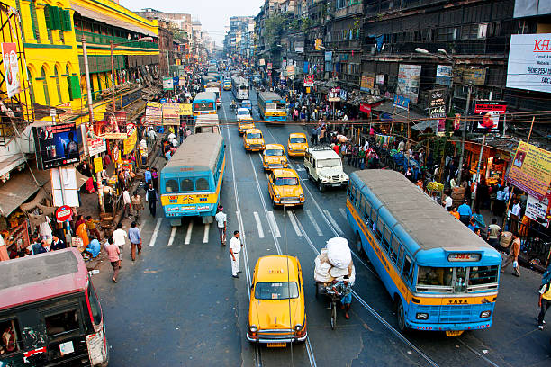 黄色のアンバサダータクシーとバスのライン - taxi transportation motion city ストックフォトと画像
