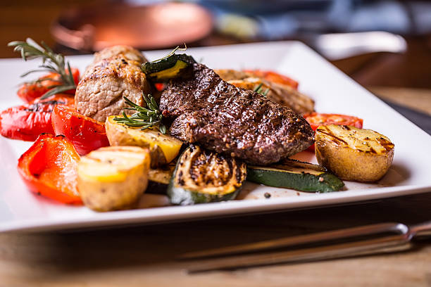 bife. filé de lombo. delicioso bife de carne suculenta no garfo. - eye fillet - fotografias e filmes do acervo