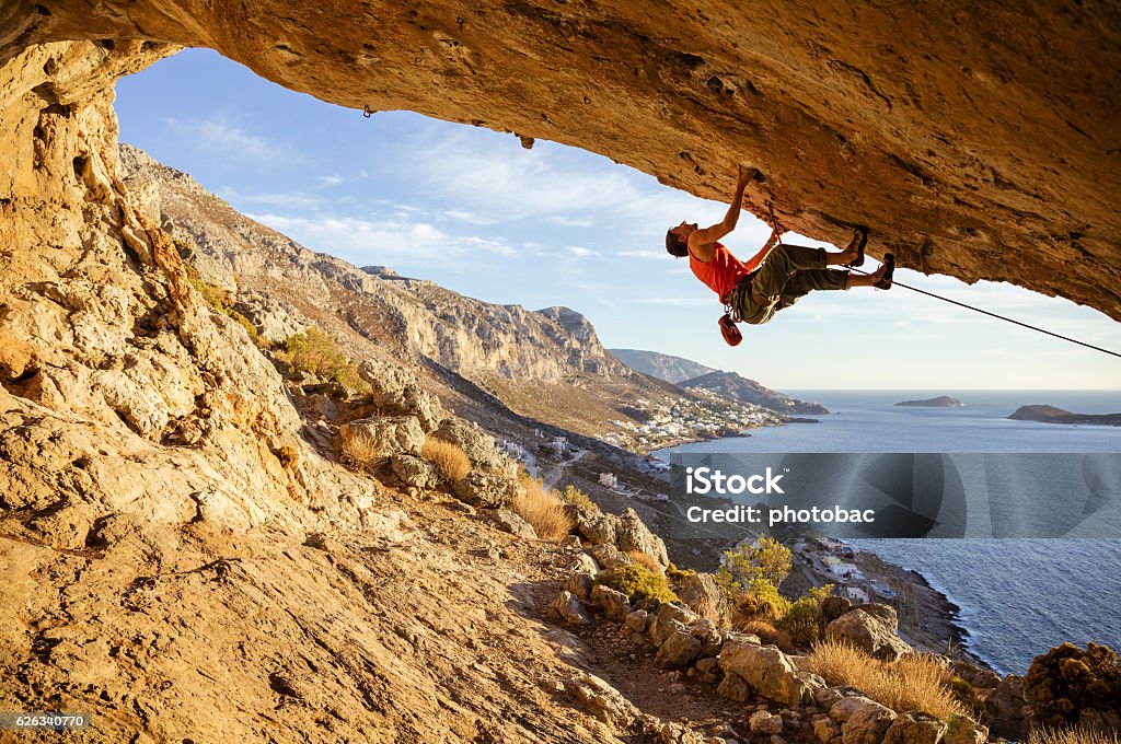 Jovem escalando em caverna - Foto de stock de Escalação em rocha royalty-free