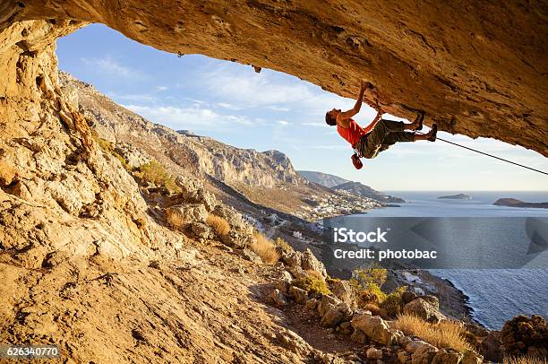 Foto de Jovem Escalando Em Caverna e mais fotos de stock de Escalação em rocha - Escalação em rocha, Montanhismo, Homens