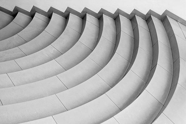 escaleras curvilíneas alicatadas. vista superior de los detalles de la arquitectura moderna. - característica arquitectónica fotografías e imágenes de stock