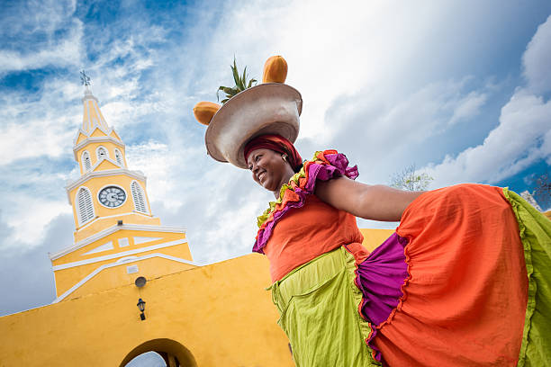 palenquera vende frutta a cartagena - colombia foto e immagini stock