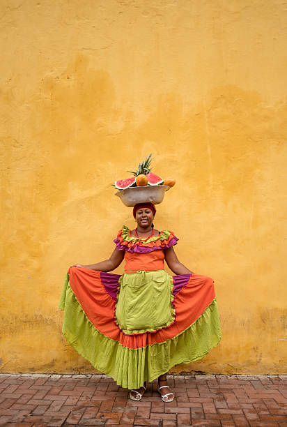 mujer vendiendo frutas en cartagena - trajes tipicos colombianos fotografías e imágenes de stock