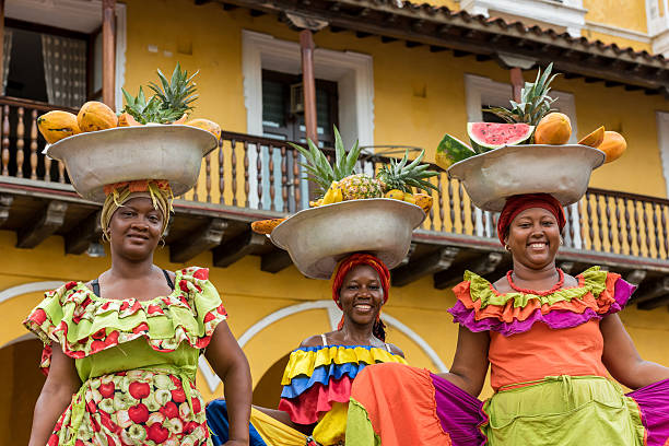 palenqueras vendiendo frutas en cartagena - trajes tipicos colombianos fotografías e imágenes de stock