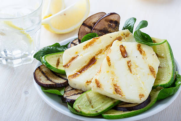 insalata di halloumi alla griglia con melanzane e zucchine - grilled vegetable eggplant zucchini foto e immagini stock