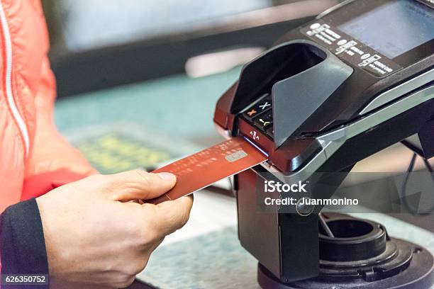 La Transacción De Tu Tarjeta De Crédito Foto de stock y más banco de imágenes de Lector de tarjeta de crédito - Lector de tarjeta de crédito, Tarjeta de crédito, Chip - Componente de ordenador