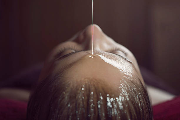 tratamento do óleo de ayurveda - beauty spa spa treatment massaging health spa - fotografias e filmes do acervo