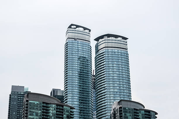 façade d’un gratte-ciel en verre bleu au centre-ville de toronto - oprah winfrey network photos et images de collection