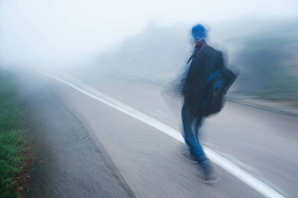 gens qui marchent flous - distance running jogging running fog photos et images de collection