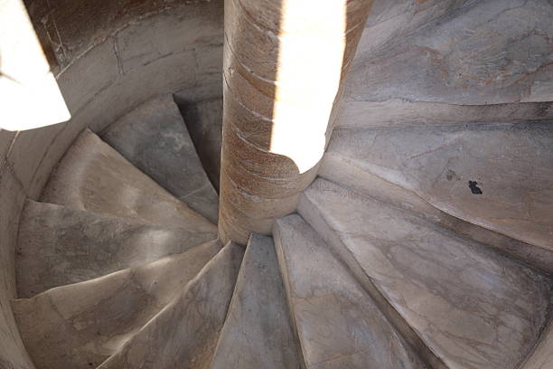 Escadas da torre Pisa Leaning, Pisa, Itália - foto de acervo
