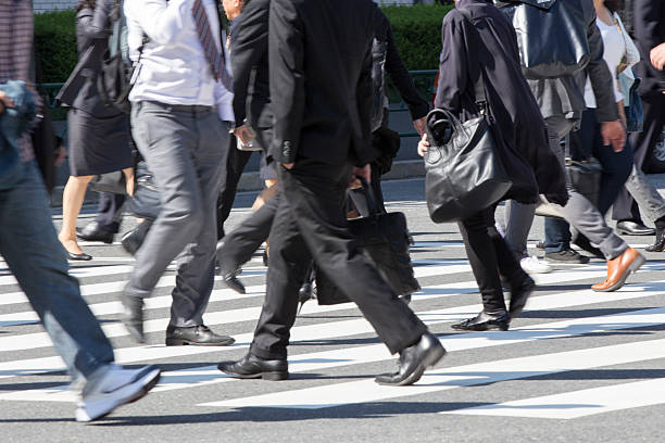 dojazdy do pracy w japonii (biznesmen) - business human foot shoe men zdjęcia i obrazy z banku zdjęć