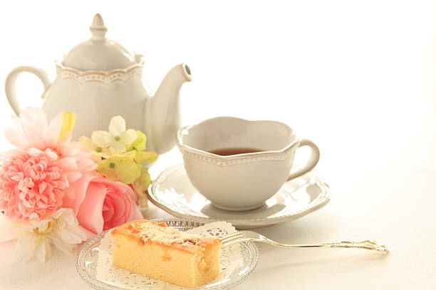 almond flake on cake - afternoon tea imagens e fotografias de stock