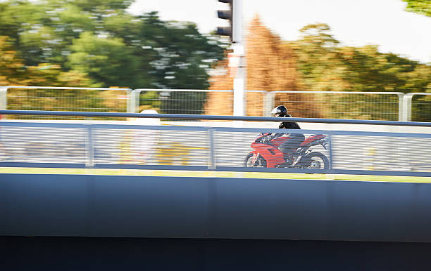 mann trägt schutzkleidung und helm auf einer ducatti - motorcycle racing motorcycle ducati sports race stock-fotos und bilder