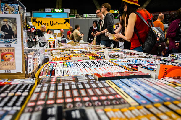 les visiteurs parcourent un stand à la yorkshire cosplay convention - comic con photos et images de collection