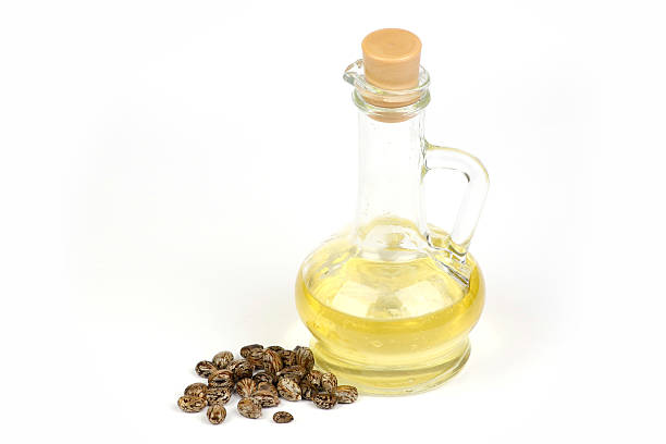 касторово масло наливают в бутылку - castor oil стоковые фото и изображения