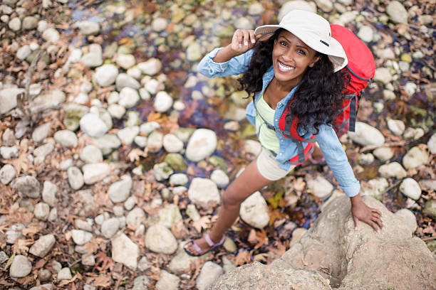 femme routarde profiter de la nature. - ankle deep in water photos et images de collection