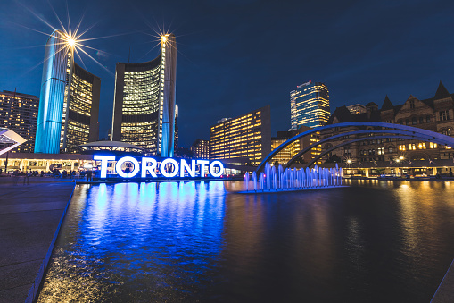 Plaza Nathan Phillips en Toronto por la noche photo