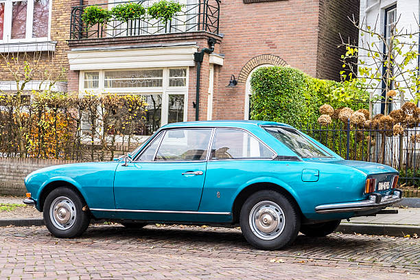 peugeot 504 coupe 1970-х годов французский автомобиль, припаркованный на улице - peugeot car french culture france стоковые фото и изображения