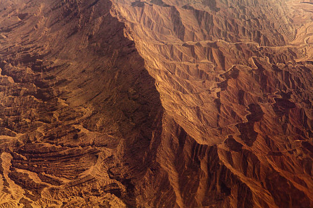 mountains in the desert, aerial view - mountain range earth sky airplane imagens e fotografias de stock