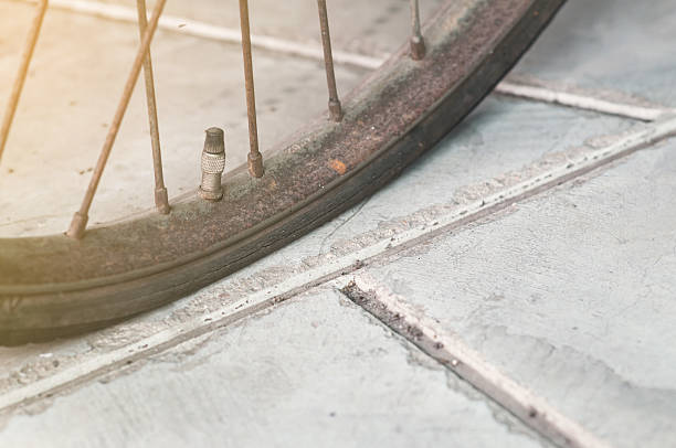 自転車用タイヤ漏れ。 - bicycle broken old chain ストックフォトと画像