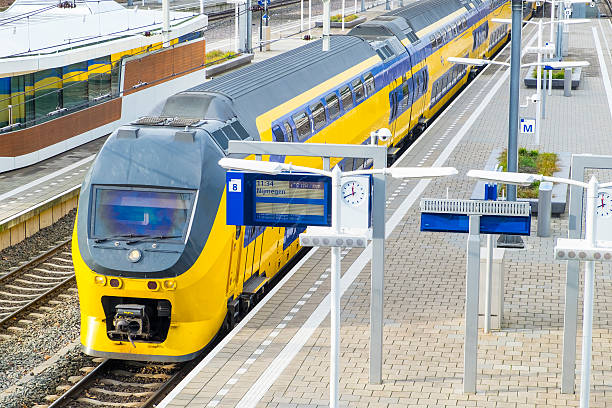 train of the dutch railways or ns at arnhem station - ns stockfoto's en -beelden