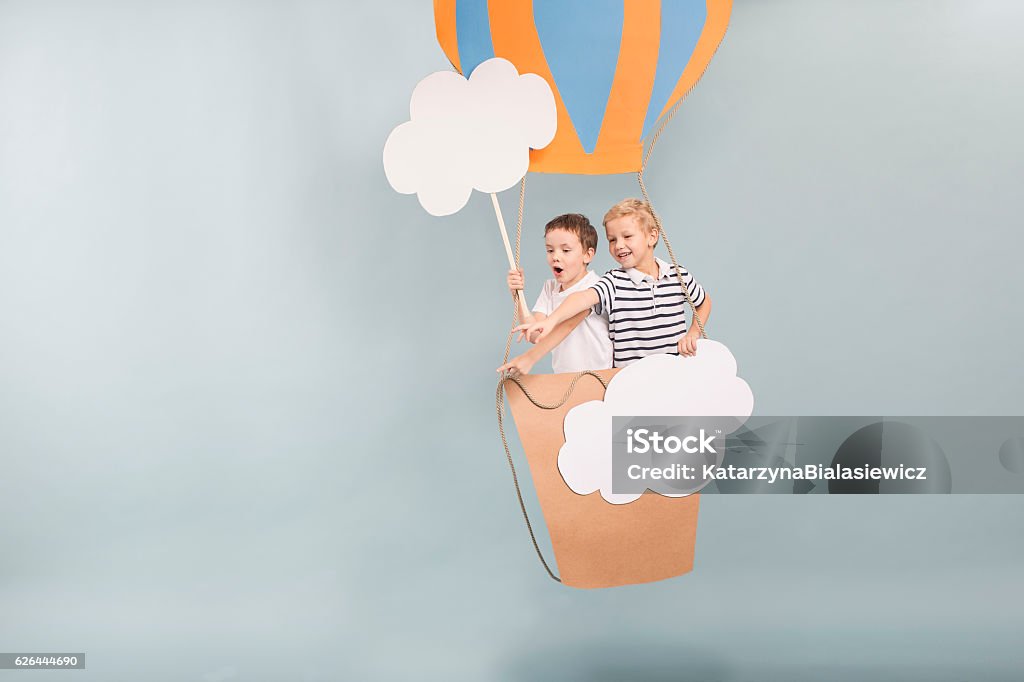 Vol de rêve avec ballon de bricolage - Photo de Enfant libre de droits