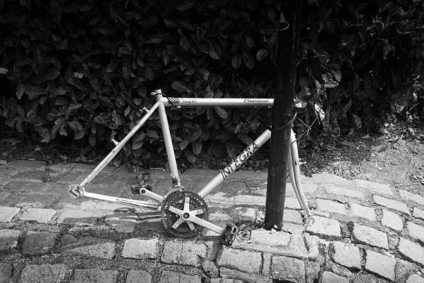 放棄されたサイクルフレーム - bicycle broken old chain ストックフォトと画像