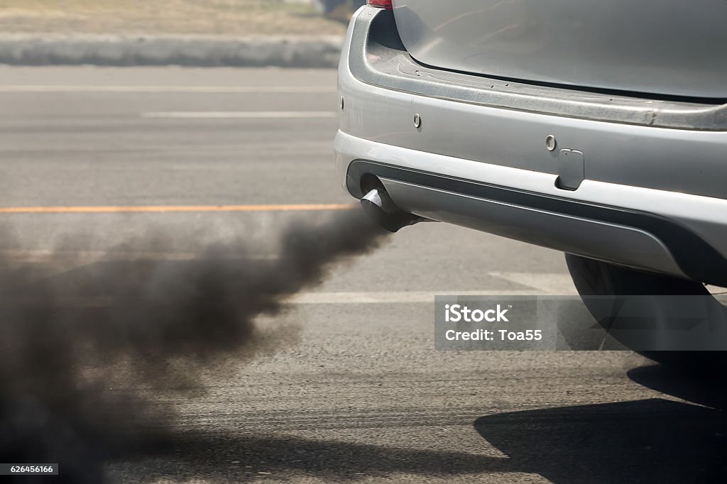 La contaminación del aire causada por vehículo tubo de escape en la ruta - Foto de stock de Coche libre de derechos