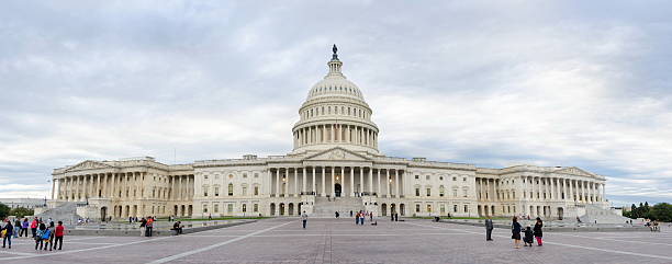 united states capitol dome panorama - editorial dome sky cloud imagens e fotografias de stock