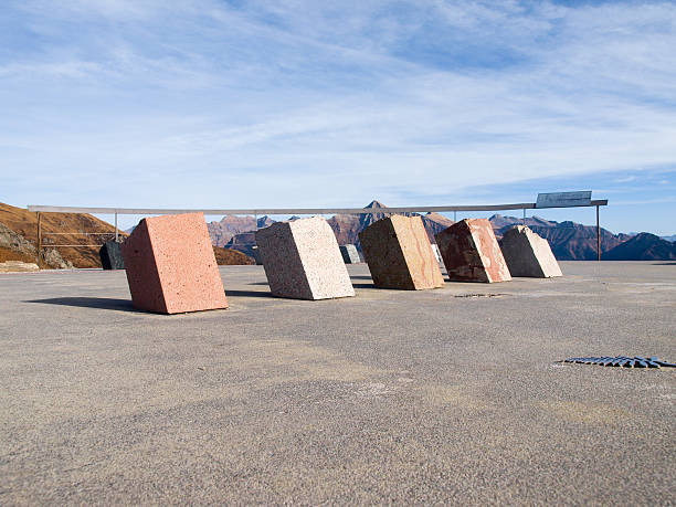 山を囲む成分岩の露出 - granite ticino canton switzerland locarno ストックフォトと画像