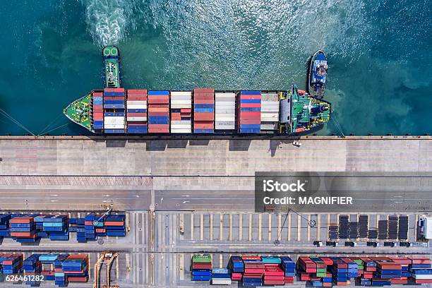 Containerschiff Im Importexport Und Business Logistic Mit Dem Kran Stockfoto und mehr Bilder von Börse