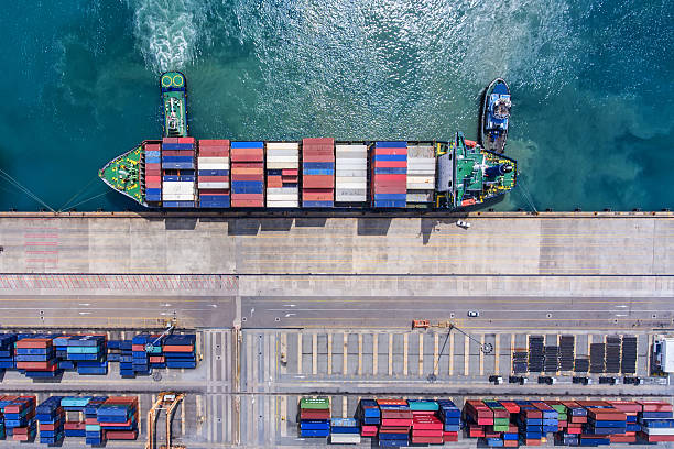 buque portacontenedores en importación, exportación y logística empresarial. en grúa, - commercial dock global finance container harbor fotografías e imágenes de stock