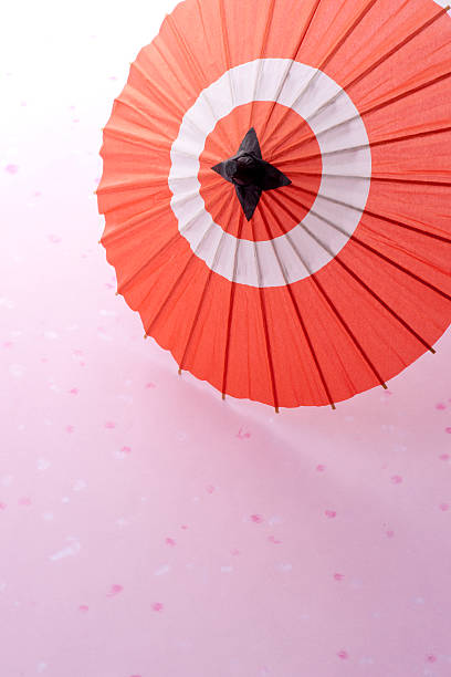 paraguas de cóctel abierto - drink umbrella umbrella cocktail pink fotografías e imágenes de stock